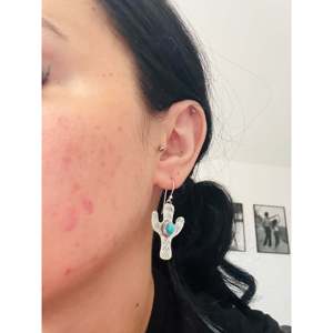 Boucles d'oreilles pendantes en turquoise de Kingman et argent sterling, faites à la main par des artisans navajo, motif plante Saguaro - Product Image 2