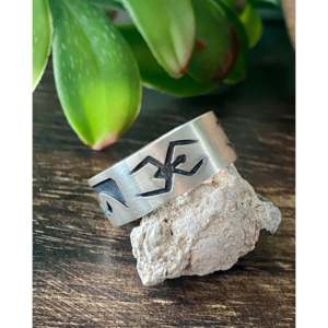 Anillo de Plata de Ley con Incrustaciones de Estilo Navajo, Hecho a Mano, Talla 13.25 - Product Image 3
