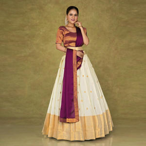 Lehenga Choli de Seda Banarasi con Falda Tejida en Oro, Estilo Plisado en Contraste, Detalles de Bordado Ricos, Traje para Ceremonia de Boda - Product Image 1