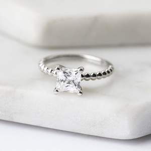 แหวนหมั้นเพชรโมอิสนิ่มประดับลูกปัดเจ้าหญิงตัด - Product Image 3