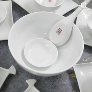 Ensemble de vaisselle en porcelaine de 22 pièces Luc Phien-Inspiré par l'éventail traditionnel symbolisant la féminité et le pouvoir - Product Image 2