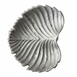 Plateau en aluminium gaufré de style vintage avec visage de Père Noël, plateau à biscuits de Noël moderne du milieu du siècle et plat de service, décoration d'intérieur - Product Image 2