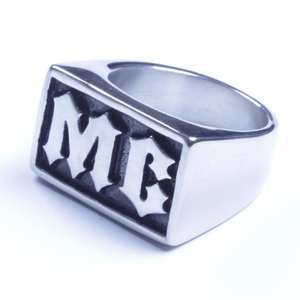 Anillo de motero con inicial MC de acero inoxidable para hombre, talla 8-14, SR82, letra inicial, vendedor estadounidense - Product Image 1