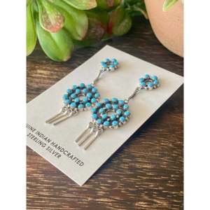Boucles d'oreilles pendantes Zuni faites à la main en turquoise et argent sterling, motif petite fleur - Product Image 4