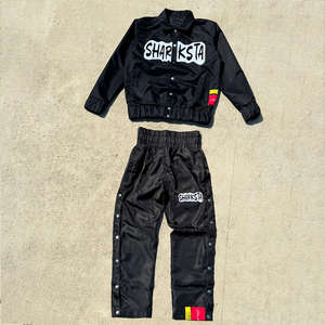 Vente en gros de survêtements d'hiver pour hommes, streetwear, écologiques, en nylon uni, ensembles de jogging en vrac, pantalons de jogging et vestes coupe-vent - Product Image 1