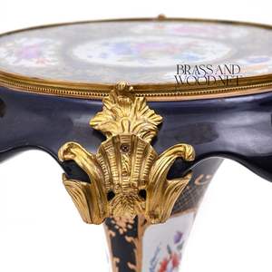 โต๊ะข้างทรงกลมพอร์ซเลนสีน้ำเงินหรูหรา พร้อมลวดลายดอกไม้เพ้นท์มือและตกแต่งด้วยทองเหลืองประดับอย่างงดงามสำหรับตกแต่งพระราชวัง - Product Image 4