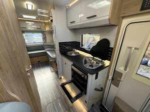 Autocaravana RV CAMPER Clase A con Volante a la Izquierda, 2022, 4 Plazas, Emisión Euro IV, SUV, Motor de 4.5L, Transmisión Automática, Asientos de Cuero - Product Image 6