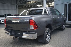 2017 para Toyota Hilux Double Cab 4X4 usado con asientos de cuero de dirección izquierda - Product Image 4