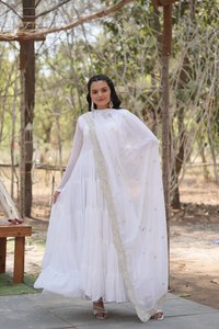 Robe blanche avec dupatta, prête à porter, collection de créateurs indiens, tenue décontractée pour femmes, tenue de soirée, Diwali, Surat, vente en gros, prix bas - Product Image 3