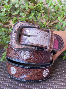 Ceintures en cuir de vachette unisexes élégantes de style occidental, taillées à la main, en acier à haute teneur en laiton, design de cowboy vintage à la mode personnalisé - Product Image 4