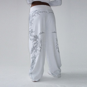 Ensemble de survêtement tendance pour femmes, hiver, poids lourd, 100% coton, à capuche, uni, avec strass scintillants, deux pièces, en polaire, hip-hop, décontracté - Product Image 3