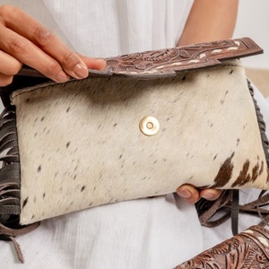 Cartera de mano de cuero mecanizada a la moda, bolso de mano de cuero tallado, carteras de cuero con estilo únicas para mujer - Product Image 5