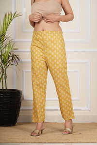 Ensemble Kurta droit en coton imprimé floral jaune pour femmes avec col en V et manches 3/4, stylé avec un pantalon imprimé et un dupatta - Product Image 3