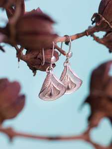 ต่างหูเม็ดกลมสีเงินแท้คุณภาพสูงสำหรับผู้หญิงเครื่องประดับแฟชั่นแวววาวแวววาวแวววาวส่งตรงจากอินเดีย - Product Image 2