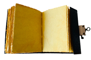 Color verde cuero genuino Chakra en relieve Tapa dura cuadernos con latón antiguo C-Lock y papeles de arte hechos a mano en blanco Deckle - Product Image 6