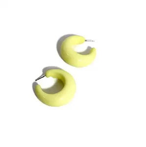 Pendientes colgantes de resina para mujer de la mejor calidad, accesorio de moda hecho a mano con detalles de latón personalizados - Product Image 1