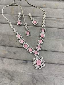 Elegante conjunto de joyas minimalistas de diamantes americanos para mujer, latón ligero Maang Tikka, elegante y versátil joyería para fiesta - Product Image 2