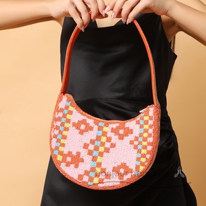 Borsa a Tracolla Arancione Pesca in Tonalità Pastello, 100% Artigianale con Perline di Vetro |   Borsa Statement con Chiusura Aperta Ricamata a Mano Fodera in Poliestere - Product Image 1