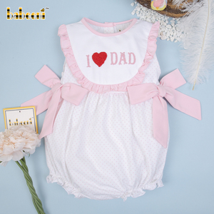 ชุดรอมเปอร์เด็กผู้หญิงติดกระดุมแบบฝรั่งเศส ผ้าฝ้ายออร์แกนิค 100% สีขาวลายจุดชมพู รับผลิตแบบ OEM ODM ขายส่ง รหัสสินค้า BB3007 - Product Image 6