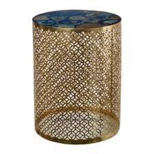 Table d'appoint carrée en métal de couleur dorée, faite à la main, au design luxueux, au look admirable, lot de 2 meubles moulés en aluminium. - Product Image 5