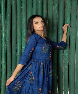 ชุดอาบายะห์สุภาพสตรีชาวมุสลิมพร้อมเสื้อคามีซเย็บติดและผ้าคลุมไหลปักลายบนผ้ากำมะหยี่สำหรับงานแฟชั่นอิสลาม - Product Image 6