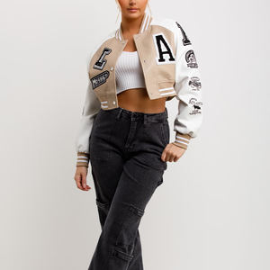 Chaqueta universitaria de béisbol para mujer, a la moda, en color beige y blanco, con mangas de PU, parches de letras y estilo bomber corto. - Product Image 3