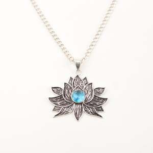 Pendentif de mode pour femme en alliage de cuivre, topaze bleue, fleur de lotus oxydée, pierre de naissance de décembre, bijoux d'Halloween, certifié IGI - Product Image 4