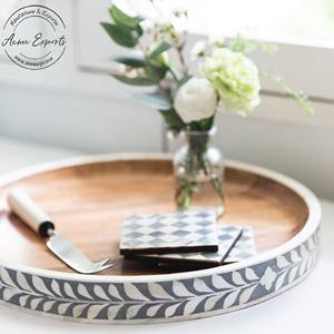 Bandeja redonda de madera hecha a mano con elegante incrustación de hojas de hueso, Perfecta para servir decoración y regalar en hogares modernos - Product Image 1