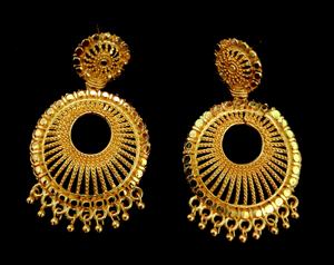 Boucles d'oreilles en vrac serties de boucles d'oreilles Jhumka en plaqué or 22CT de conception traditionnelle bijoux pour femmes portés par les exportateurs - Product Image 2