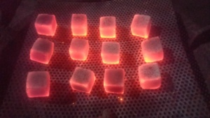 Originarias de Indonesia, estas briquetas en cubos hechas de carbón de cáscara de coco son perfectas para la elaboración. - Product Image 5