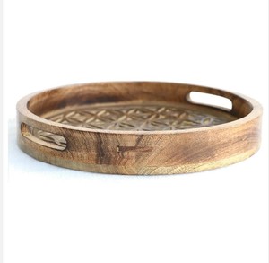 Bandeja de servicio redonda de madera de mango de Color quemado con asas Venta caliente | Bandeja redonda tallada a mano de madera para servir y uso de decoración - Product Image 2