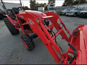 Tondeuse à gazon Kubota 4x4, petit tracteur avec chargeur frontal. - Product Image 2