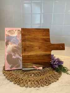 Planche à découper en bois et résine unique fabriquée à la main en Inde avec poignée Planche à découper Planche à servir le fromage Durable Facile à laver au lave-vaisselle - Product Image 2