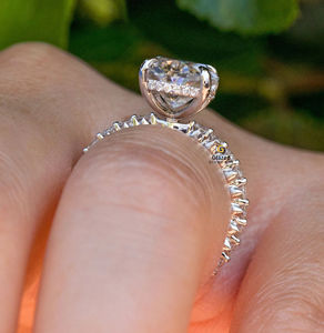 Bague de fiançailles scintillante en moissanite de taille ovale de 4 ct, halo caché, pavé à une broche pour femme en or blanc massif 14 carats - Product Image 4