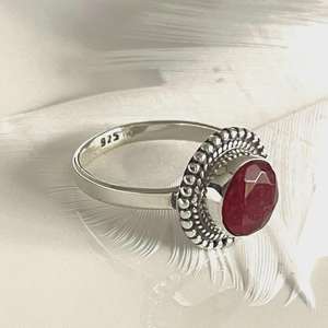 Bague en rubis faite à la main, en argent sterling, bijoux de naissance, bague en pierres précieuses, cadeau pour femmes, bijoux fins - Product Image 5
