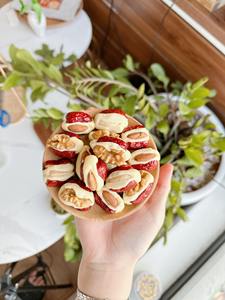 สินค้าขายดีประจำปี 2025 แอปเปิ้ลแดงพรีเมียม ผสมรสชาติเม็ดมะม่วงหิมพานต์ อัลมอนด์ วอลนัท นมอูฐ เหมาะสำหรับทานเล่นและเป็นของขวัญ บลูโลตัส - Product Image 4