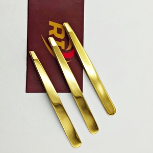แหนบปลายเฉียงชุบทอง สลักโลโก้ตามสั่ง ผลิตจากสแตนเลส น้ำหนักเบา ทนทาน รับผลิตแบบ OEM/ODM สำหรับอุปกรณ์เสริมความงาม - Product Image 5