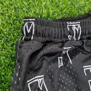 Pantalones cortos deportivos de baloncesto de 6 pulgadas para hombre, malla transpirable de doble capa con patrón sólido, ecológicos - Product Image 3