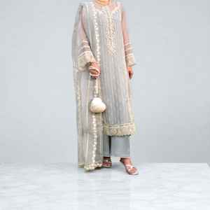 Traje Elegante Listo para Usar, Conjunto de Dos Piezas con Top Bordado y Pantalones, Ideal para Ceremonias, Oficina y Uso Diario - Product Image 4