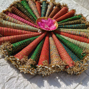 Couvre-cône de henné décoratif multicolore artisanal, Haldi Nikah Jaggo Night Lohri Celebrations Dholki Night Event Supplies - Product Image 1