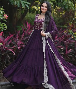 Nuevo Vestido Anarkali Reversible de Georgette con Bordado y Diseño Exclusivo, con Dupatta, Ideal para Fiestas y Eventos - Product Image 3
