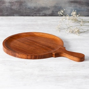 Plateau de service rond en bois avec manche en bois Plateau en bois rustique artisanal pour servir du fromage, des collations et des apéritifs - Product Image 1