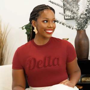 T-shirt brodé en chenille Delta solide Vêtements de sororité en coton de qualité supérieure DST Vêtements grecs T-shirt minimaliste rouge - Product Image 3