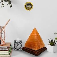 Lampe à sel rose himalayenne triangle romantique avec sculpture d'amour et base en bois pour une décoration intérieure naturelle élégante