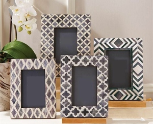 Cadres photo verticaux de table légers en incrustation d'os faits à la main NOIR BLANC - Product Image 3