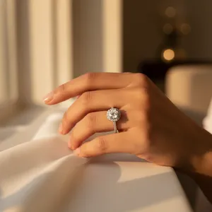 Bague de fiançailles halo argentée pour femme, design géométrique romantique avec un aspect diamant taille ovale, en platine - Product Image 3