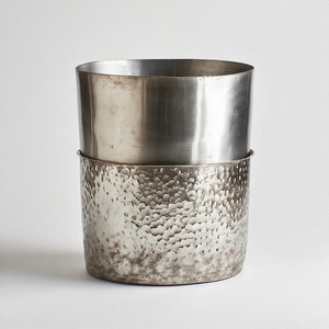 Maceta texturizada de niebla plateada con brillo de martillo profundo construida para adaptarse al estilo interior moderno o declaraciones de patio Premium - Product Image 2