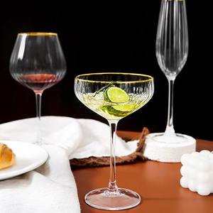 Verres à vin en cristal fantastiques avec bord doré, faits à la main et écologiques, soutenant les rituels et l'étiquette traditionnels du vin - Product Image 2