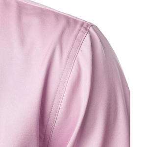 Chemise boutonnée à manches courtes pour homme avec options d'impression de broderie personnalisées disponibles pour les marques privées et la fabrication en vrac - Product Image 4