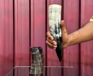 Corne à boire Viking faite à la main avec support corne naturelle Floki inspiré tasse d'hydromel médiévale cadeau nordique Koi décor rustique. - Product Image 3